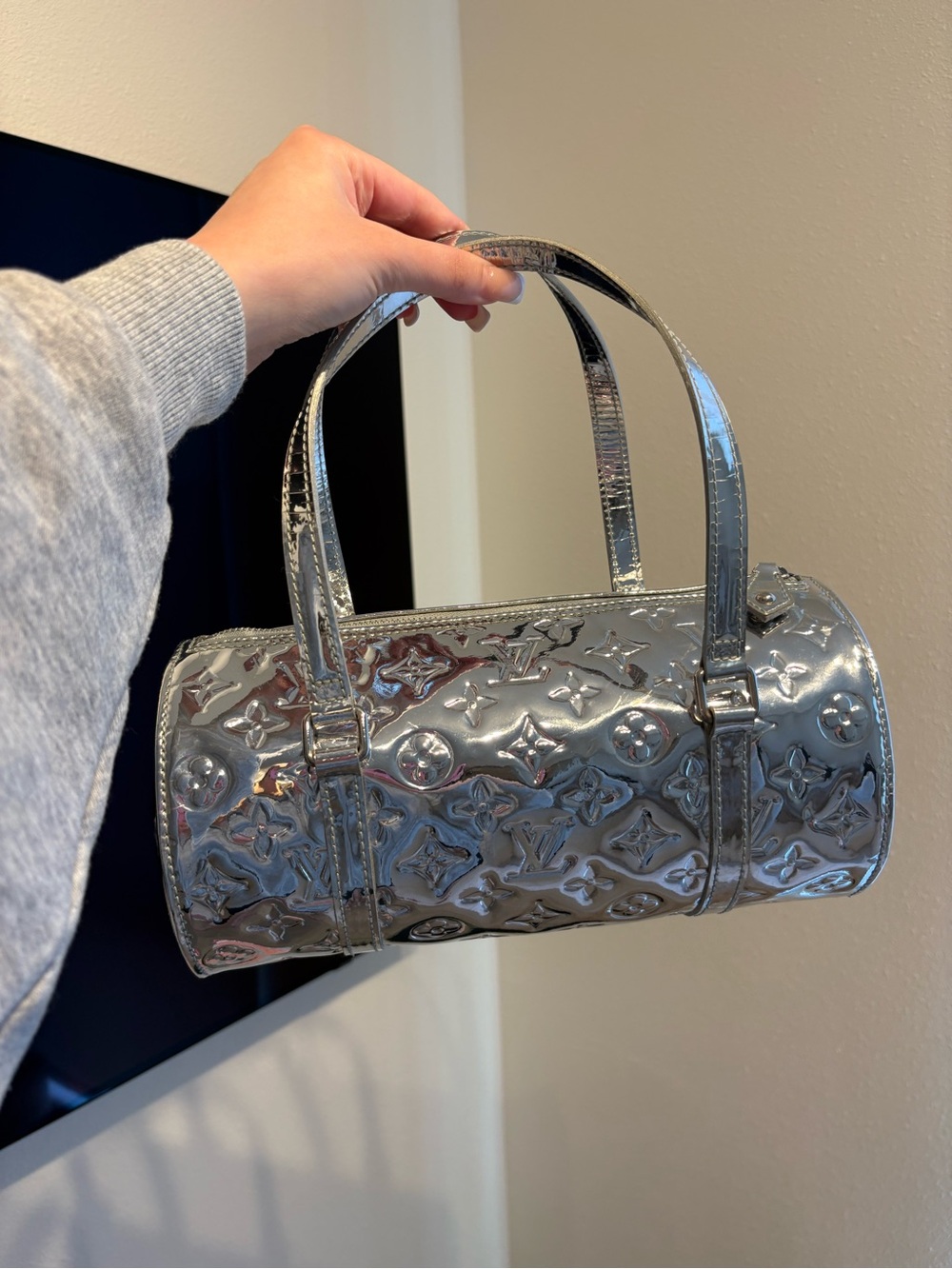 Louis Vuitton Silver Papillon patent leather handbag - Picture 3 of 4